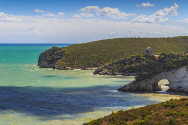 En güzel kıyıları Italy.Gargano Milli Parkı: San Felice Bay, Vieste (Apulia).