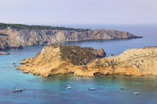 Summertime.tremiti Archipel: Blick auf die Inseln San Domino und Cretaccio. gargano nationalpark (apulien) italien. — Stockfoto