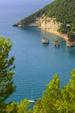 En güzel kıyıları İtalya: Zagare (veya Mergoli) Bay (Apulia).