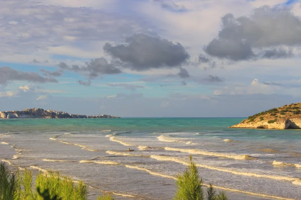 Sommerzeit. Küste des Gargano: Bucht von Vieste.- (apulia) Strand Italien-Portugal: im Hintergrund die Stadt Vieste. — Stockfoto