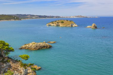 Summertime:Gargano Milli Parkı.Apulia sahil: Vieste körfezi.-İtalya-Ön planda ada Gattarella ve arka planda Vieste kasabası.