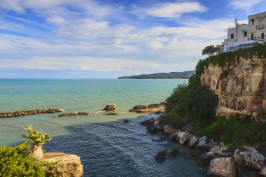 Summertime.Gargano sahil: bay, Vieste.-(Apulia) İtalya-panoramik manzaralı tarihi kent.