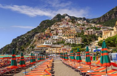 Yaz aylarında deniz manzarası. Amalfi coast: Positano plaj: şehrin manzarası. İtalya (Campania).