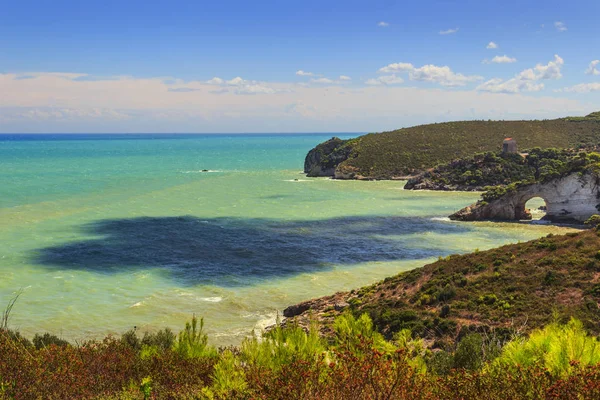 Las costas más bellas de Italia.Parque Nacional del Gargano: Bahía de San Felice, Apulia.El pequeño arco rocoso (Arco de San Felice o Architello) es un símbolo espectacular de Vieste.Al fondo la torre de vigilancia . — Foto de Stock