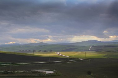 Kırsal manzara Winter.Between Apulia ve Basilicata: hillside çiftlik ile. -İtalya- .