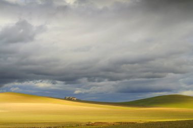 Kırsal manzara Winter.Between Apulia ve Basilicata. Dağlık manzara thunderclouds tarafından hakim çiftlik evi ile. -İtalya- .