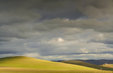 Kırsal manzara Winter.Between Apulia ve Basilicata. Dağlık manzara thunderclouds tarafından hakim çiftlik evi ile. -İtalya -. Işık ekili alanda thunderclouds tarafından hakim.