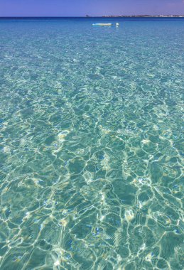 Yaz. Apulia en güzel kumsalları: şişme yatak beyaz şamandıra, Porto Cesareo beach. demirli-İtalya (: Salento)-