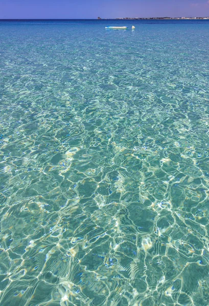 Zomer. De mooiste zandstranden van Apulië: opblaasbare matras verankerd witte boei, Porto Cesareo strand.-Italië (Salento)- — Stockfoto