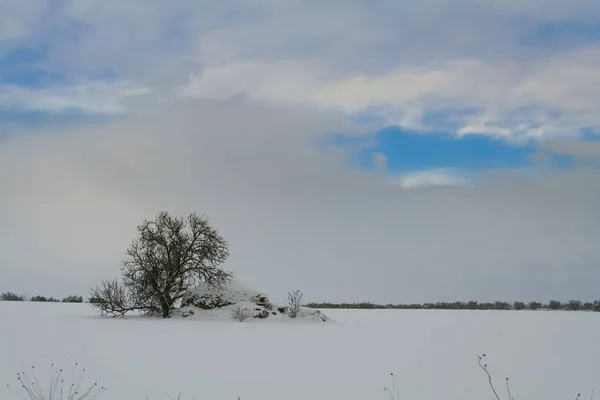 Snowy Trullo Solitário Coberto Por Nuvens — Fotografia de Stock