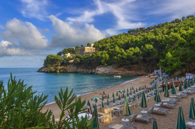 Apula kenarı, Gargano Milli Parkı: Pungno Chiuso plaj. Vieste,Italy.The bay muhteşem hills Asırlık çam ağaçlarıyla kaplı sınırlıdır.