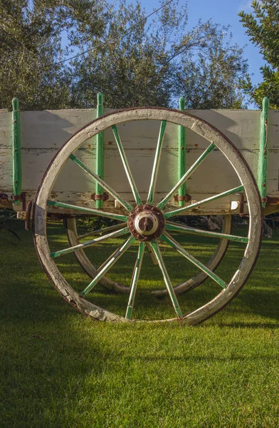 Houten kar met ijzeren wielen in een veld. Italië, Apulië. — Stockfoto