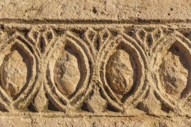 Kısma. geometrik desenleri ile taş mimari friz: soyut süsleme. İtalya (Apulia).
