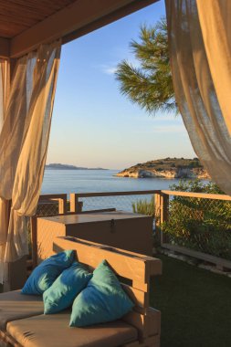 Yaz aylarında rahatlamak. İtalya'nın en güzel kıyıları: Vieste.-(Apulia, Gargano) bay-Gattarella veya Portonuovo adacık ön plan ve arka plan Vieste şehir.