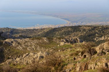 Adriyatik kıyısı: Manfredonia.Italy Körfezi (Apulia). Gargano promontory: Monte Sant'Angelo panoramik görünümü.