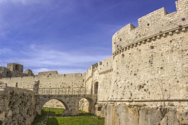 Bir mimari içinde Apulia şehir, Monte Sant'Angelo, İtalya (Apulia Monte Sant'Angelo Castle.It görülmektedir).