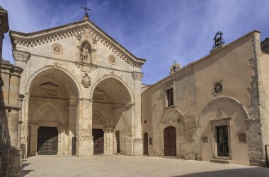 Saint Michael Archangel Sanctuary Monte Sant'Angelo, ana cephe görünümü İtalya. 