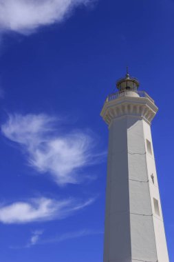 Beyaz bulutlar mavi bir gökyüzü beyaz deniz feneri.