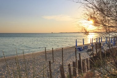Apulia.Salento kıyılarının en güzel kumsalları: kıyı gün batımında. Porto Cesareo manzarası, İtalya (Lecce).