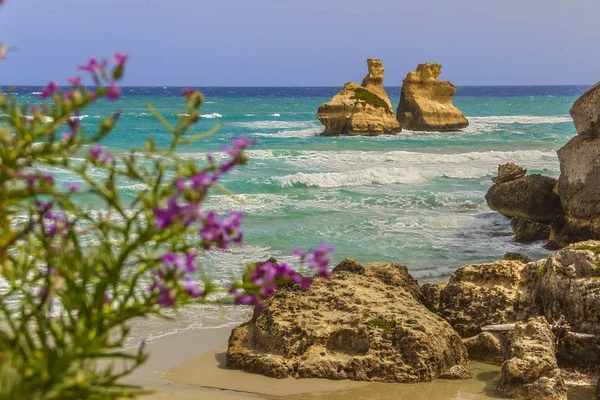 Ty nejkrásnější pobřeží Apulie: Torre Dell'Orso Bay, Itálie (Lecce). — Stock fotografie