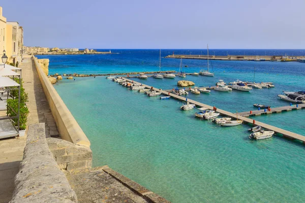 Salento kyst: panorama af havnen i Otranto.Italien (Puglia ). - Stock-foto