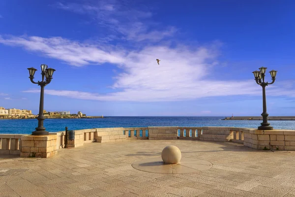 Costa de Salento. Paseo marítimo de Otranto ciudad: vista del puerto (Apulia), Italia . — Foto de Stock