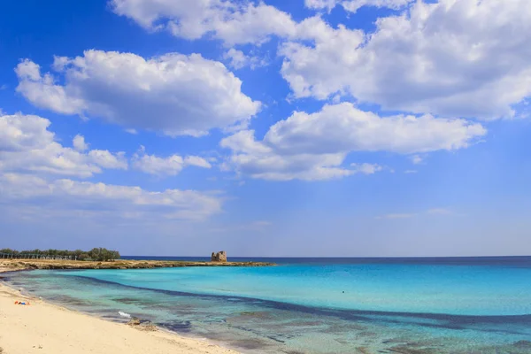 Italië zomer zeegezicht, Apulië kust: Marina di Lizzano strand (Taranto), Torretta Bay. Op de achtergrond Torre Sgarrata uitkijktoren. — Stockfoto