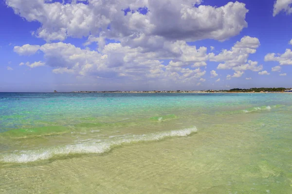 Apulia: Porto Cesareo tengeri, Salento partjának egyik legszebb homokos strandjaitól. Olaszország (Lecce). — Stock Fotó