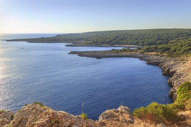 : Salento sahil: panoramik Porto Selvaggio Bay (Lecce). -İtalya (Apulia) -