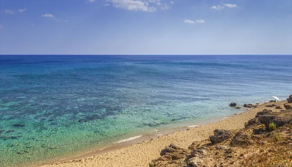 As praias mais bonitas da Itália: Parque de dunas Campomarino. Verão relaxar: guarda-chuva isolado entre dunas do mar, Taranto (Apúlia). A área protegida estende-se ao longo de toda a costa da cidade de Maruggio . — Fotografia de Stock