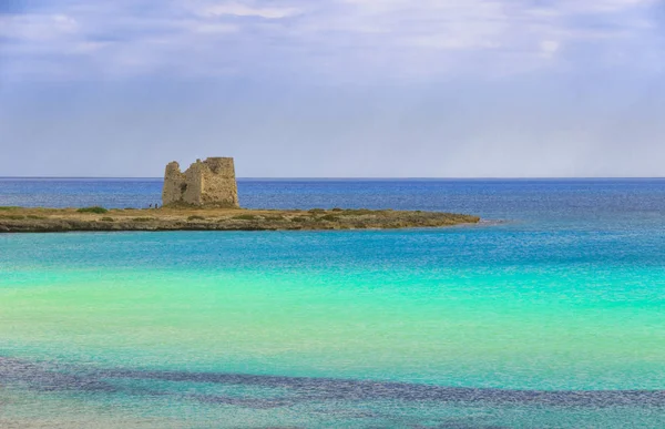 De kleuren van de zee van Italië. Apulië kust: Marina di Lizzano strand, Torre Sgarrata uitkijktoren. — Stockfoto