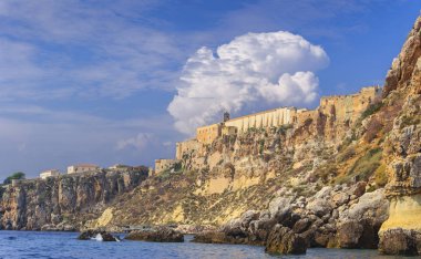 Tremiti Adaları: İtalyan inci Adriyatik Sea.Gargano Ulusal Park: Tremiti Adaları adalar. (Apulia) İtalya. San Nicola Adası'ndan deniz ile Abbey Santa Maria bir kısrak (