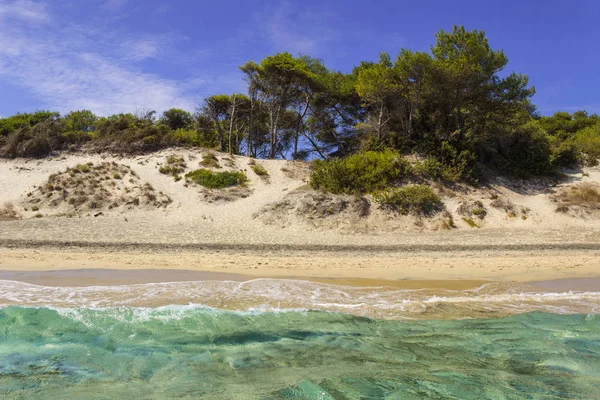 De mooiste zandstranden van de kust van de Apulia.Salento: Alimini Beach, Italië (Lecce). Van Torre Dell'Orso en Otranto wordt de zandige kustlijn gekenmerkt door duinen bedekt met Mediterrane maquis. — Stockfoto