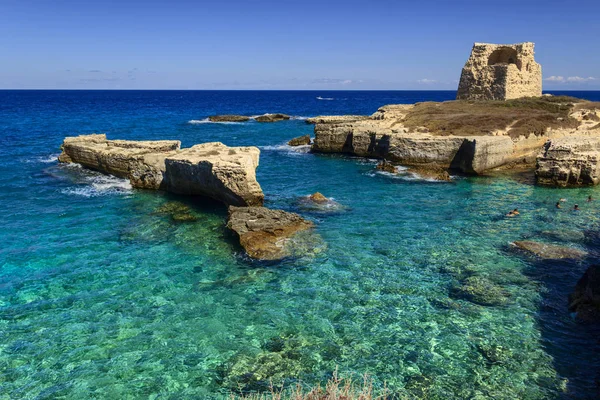 Den smukkeste kyst i Puglia: Roca Vecchia, Italien (Lecce ). - Stock-foto