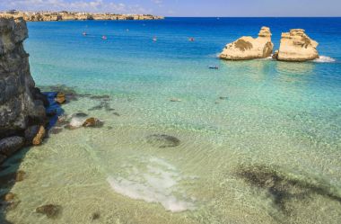 Apulia en güzel sahil: Torre Dell'Orso Bay, İtalya (Lecce). : Salento, tipik deniz manzarası: iki görünümünü yığar denilen iki kız kardeş (veya son Sorelle)