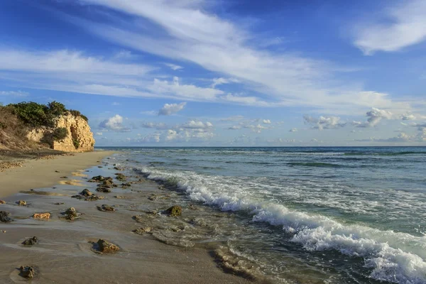 Die schönsten sandstrände der apulia.salento küste: alimini beach, italien (lecce). vom torre dell 'orso bis otranto zeichnet sich die Sandküste durch Dünen mit mediterraner Macchia aus. — Stockfoto