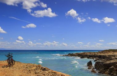 Apulia en güzel sahil: Torre Sant' Andrea, Otranto, İtalya (Lecce). : Salento tipik sahil şeridi: Görünüm Punticeddha Beach. 