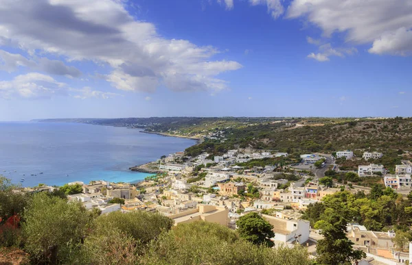 Apulien kusten: Castro townscapen (Italien). Byn ligger högt uppe på en klippa, med utsikt över Adriatiska havet: Salento landskapet kombinerar en mängd olika miljöer, höglandet och havet, skogen och grottor. — Stockfoto