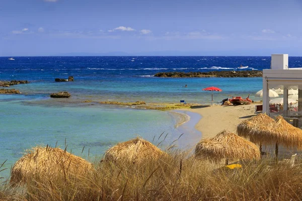 Paisaje marino de verano, costa de Apulia: playa de Otranto (Italia). Salento se caracteriza por una alternancia de calas de arena y acantilados irregulares con vistas a un mar verdaderamente claro y cristalino . — Foto de Stock