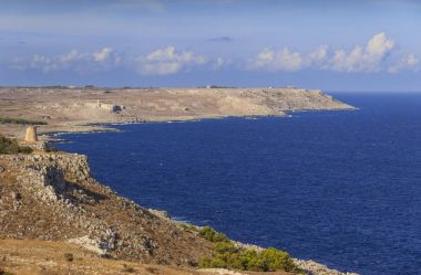 İtalya'nın en güzel kıyıları: Adriyatik Denizi ile: Salento Apulia. Otranto-Santa Maria di Leuca Coast ve Tricase Woods bölgesel doğa: arka plan Sant'Emiliano ve Minervino gözetleme kuleleri.