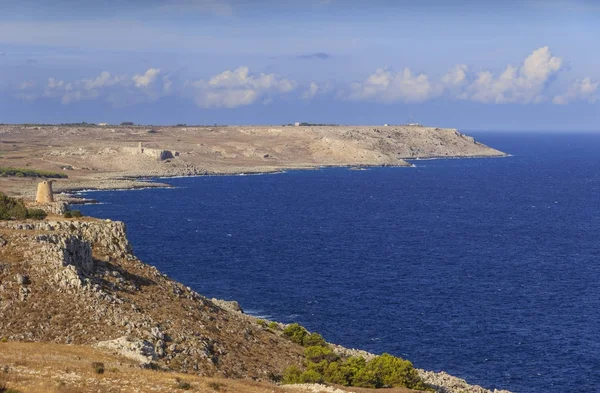 As costas mais bonitas da Itália: mar adriático de Salento na Apúlia. O Otranto-Santa Maria di Leuca Coast e Tricase Woods natureza regional: no fundo Sant 'Emiliano e Minervino torres de vigia . — Fotografia de Stock