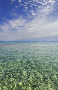 Apulia deniz manzarası: Akdeniz. : Salento: Alimini beach, İtalya. Ufuk hakim bulutlar tarafından: uzaklık Yelkenli tekne ve Arnavutluk dağlar.
