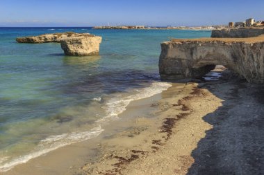  Apulia deniz manzarası: San Foça kıyı kenti: Salento, İtalya (Lecce) olduğunu. Sahile Marina bölgede kaya ve kumlu koyları ile karakterizedir: Brigantini plaj ön planda.