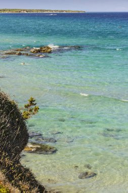 Yaz: deniz eğlenceli. Göller Alimini korumalı vaha: Türk Bay. Sadece birkaç kilometre kuzeyinde Otranto, bu sahil: Salento ve Apulia (İtalya en önemli ekosistemleri biridir).