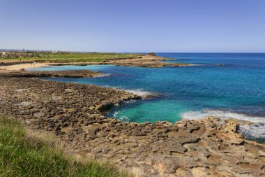Egnazia deniz manzarası. Kayalıklarla kumlu koyları, İtalya için alternatifler tipik Apulia beach.