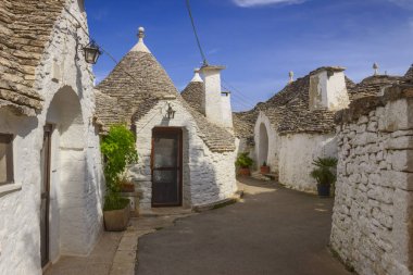 Alberobello: eski şehir sokak trulli ile evler, Apulia, İtalya. Valle bölge d'Itria. Bu tipik evler kuru taş duvar ve konik çatı ile dünyaya benzersiz ve Unesco Dünya Mirası.