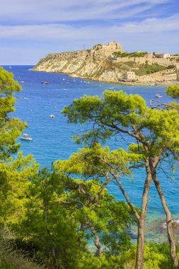 Arka planda, Tremiti Adaları 'nın takımadaları olan San Nicola Adası yer almaktadır. San Nicola 'nın güçlendirilmiş kuleleri ve Santa Maria a Mare Manastırı tarafından yönetiliyor. (Apulia bölgesi, İtalya).