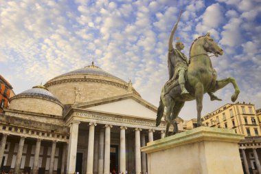 Napoli 'nin ana meydanı Piazza del Plebiscito ile Basilica Reale Pontificia, Paola' nın Saint Francis 'i, kilise ve at üstünde Bourbon kralı I. Ferdinand' ın bronz heykeli..