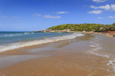 Akdeniz 'in yoğun çalılıklarıyla çevrili Sfinale Körfezi, Peschici ve Vieste arasındaki sınırı işaretliyor ve bu arada İtalya' ya harika ve vahşi bir manzara sunuyor..