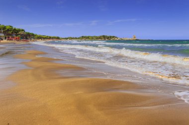 Puglia plajı: Sfinale Körfezi, Peschici ve Vieste arasında, antik bir Torre Saracena ile, İtalya 'nın Gargano sahilinin tipik gözcü kulesi.